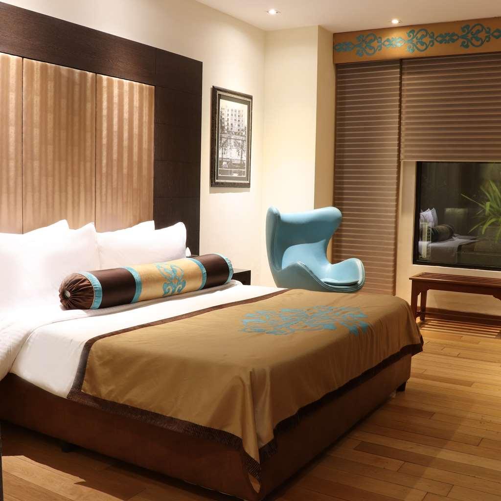 The Lalit Great Eastern Kolkata Hotel Room photo A room at the Park