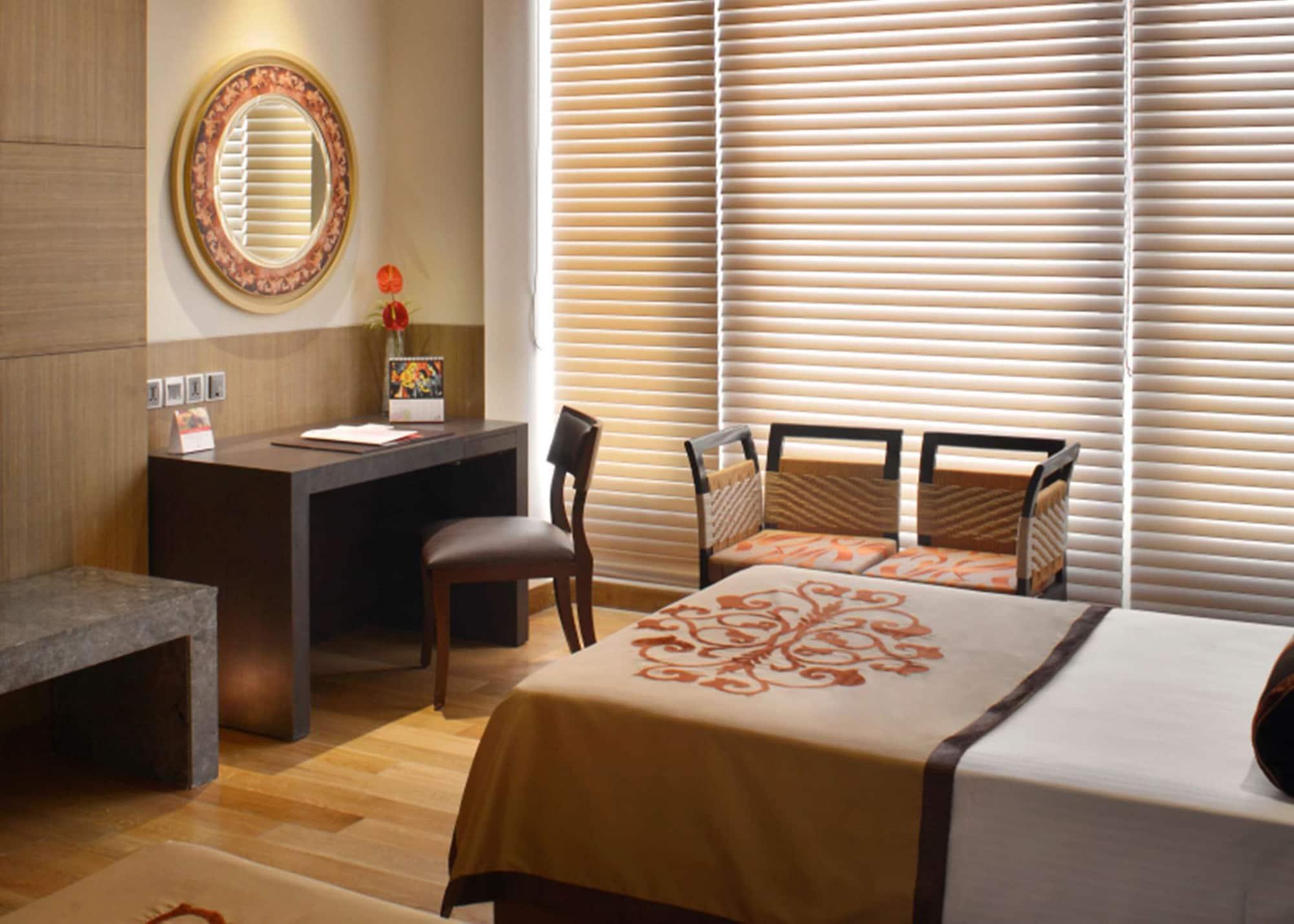 The Lalit Great Eastern Kolkata Hotel Exterior photo A room at the hotel