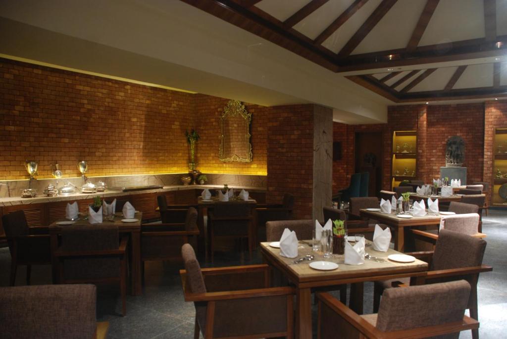 The Lalit Great Eastern Kolkata Hotel Exterior photo The interior of the restaurant