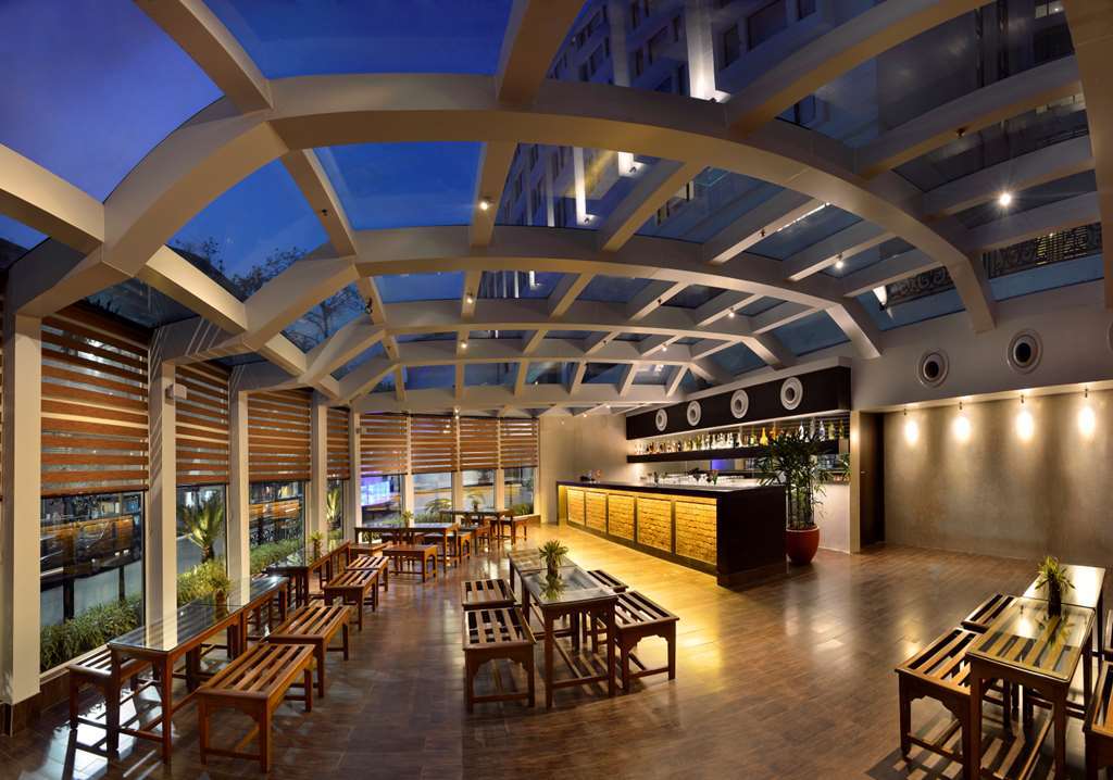 The Lalit Great Eastern Kolkata Hotel Restaurant photo The Sky Bar