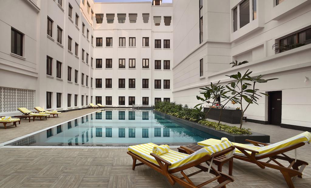 The Lalit Great Eastern Kolkata Hotel Exterior photo The pool at the hotel